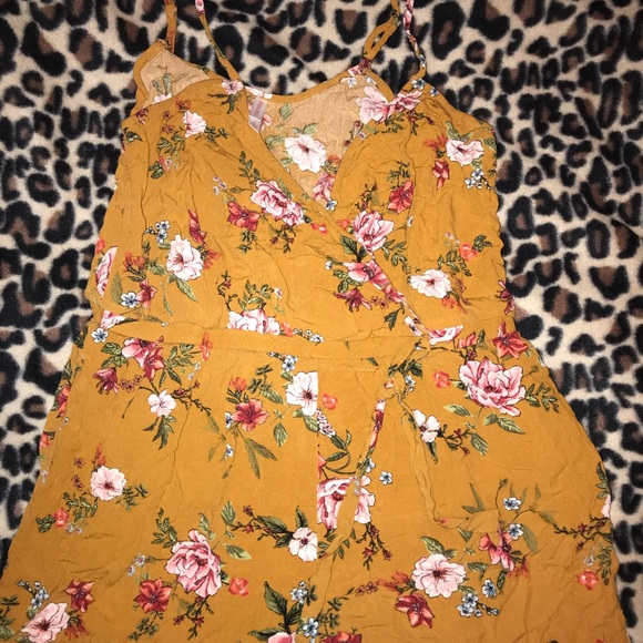 Yellow romper - Picture 2 of 2